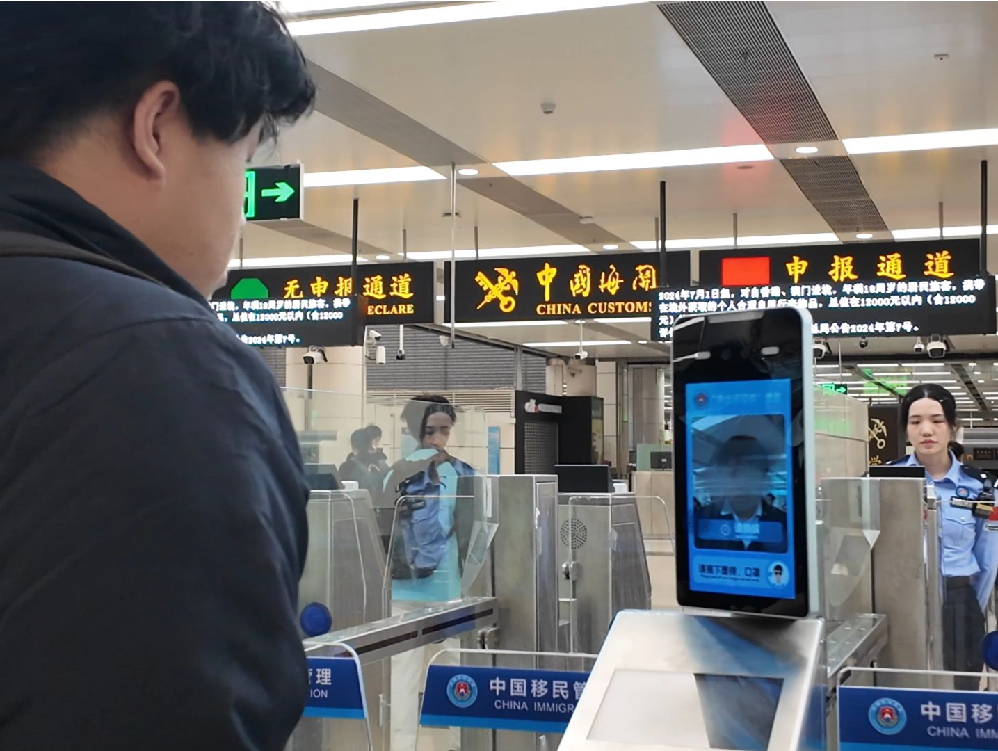 “刷脸”代替“刷证”，首位体验旅客：“通关不用10秒”！记者直击深圳湾口岸通关现场→