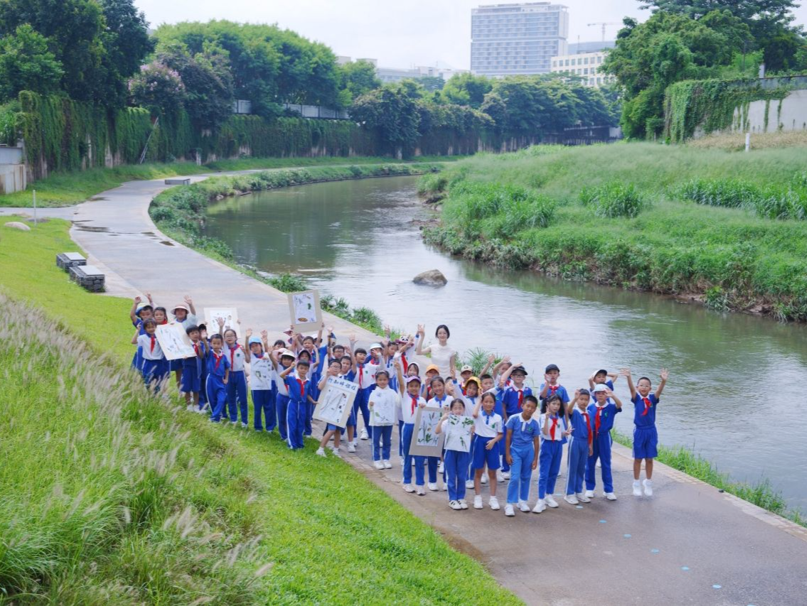把“课堂”搬到龙岗河畔，你知道咱龙岗娃有多开心！