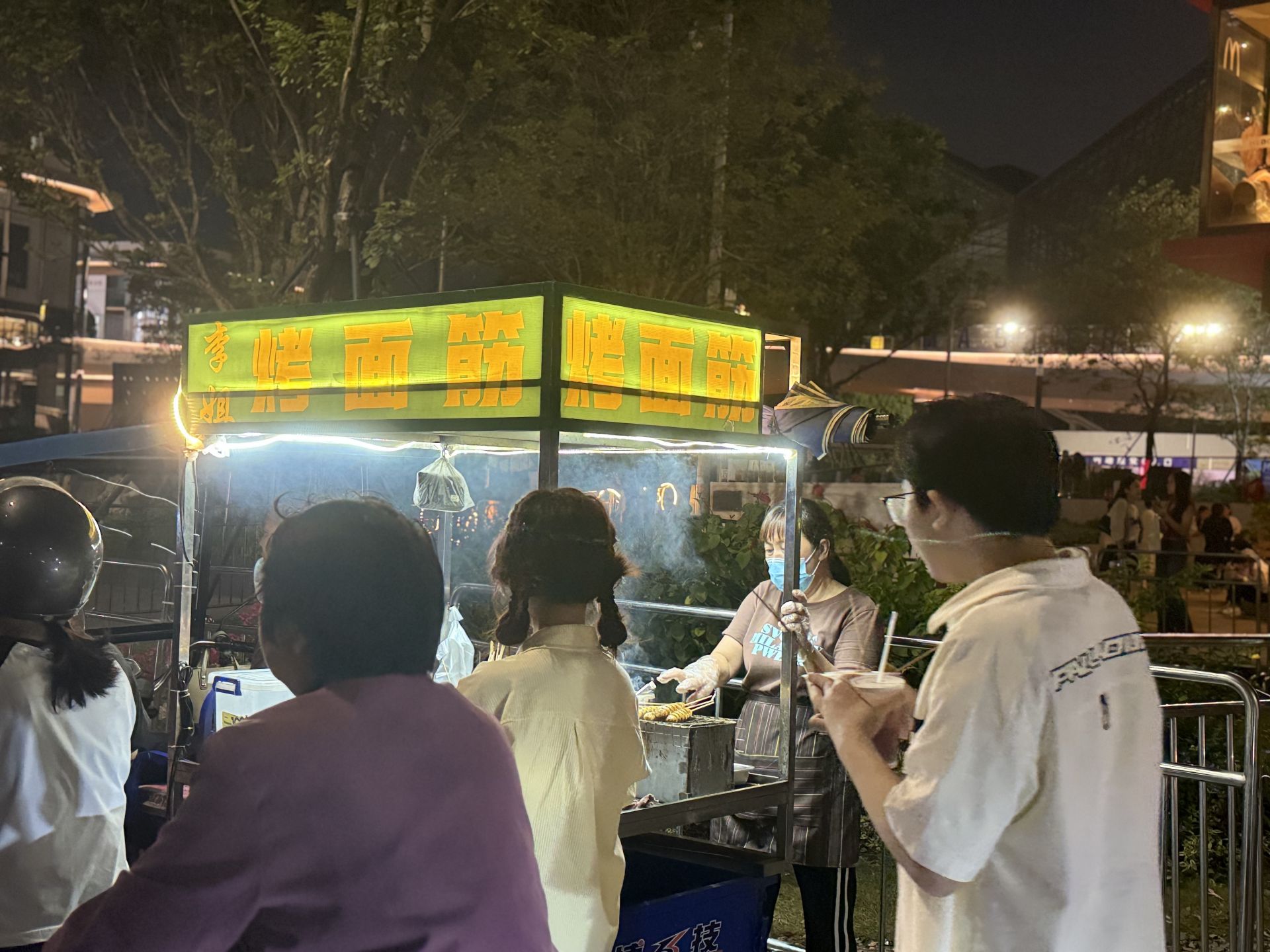 地摊经济有多火？3场演唱会，新手摊贩600多杯柠檬茶卖了上万元 | 网事
