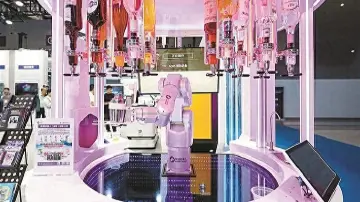 高交会宝安展区 AI酒吧45秒调出鸡尾酒