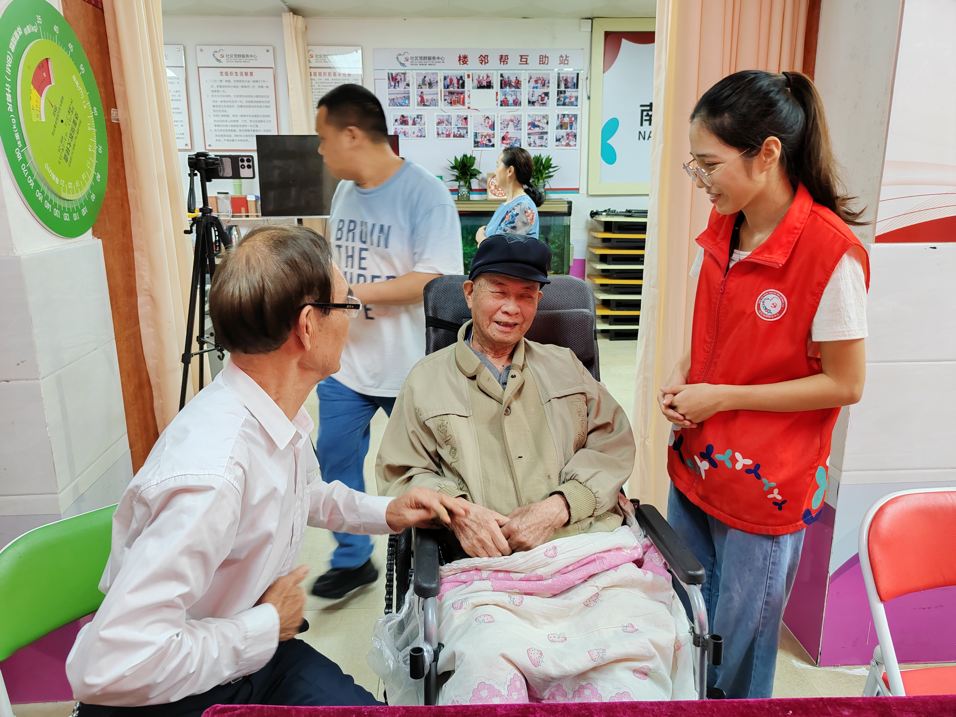 八旬老兵中风瘫痪后不能再拾弹奏爱好，社区社工为他和独居老人办了一场音乐会