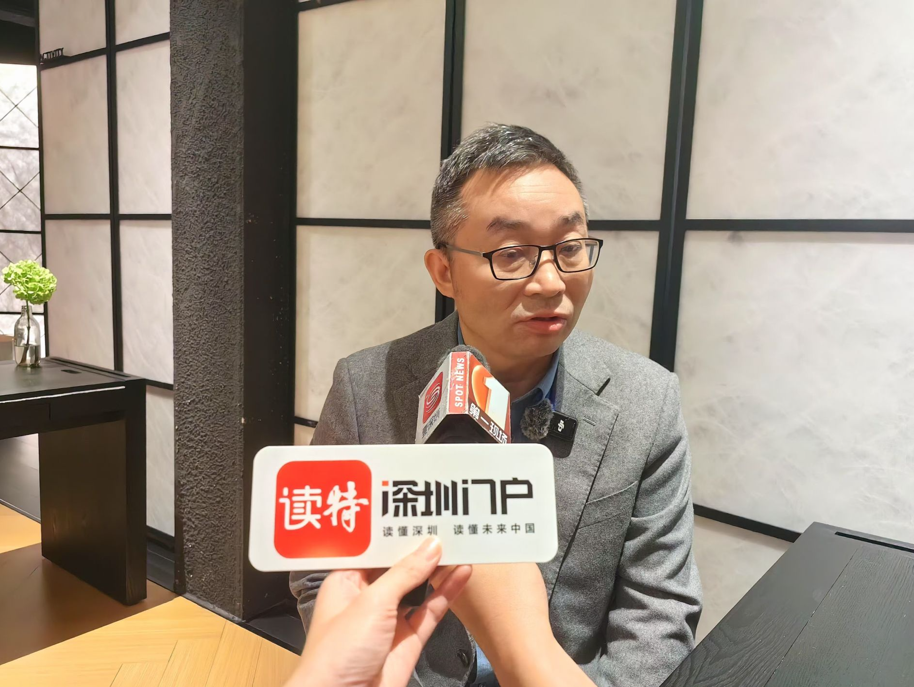 “茅奖”得主东西畅谈《回响》，鼓励深圳青年创作科幻作品