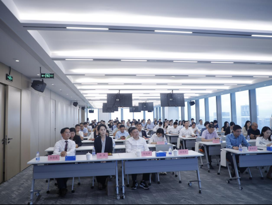 龙华区百余名律师调解员注入“新能量”，绘就基层治理新“枫”景