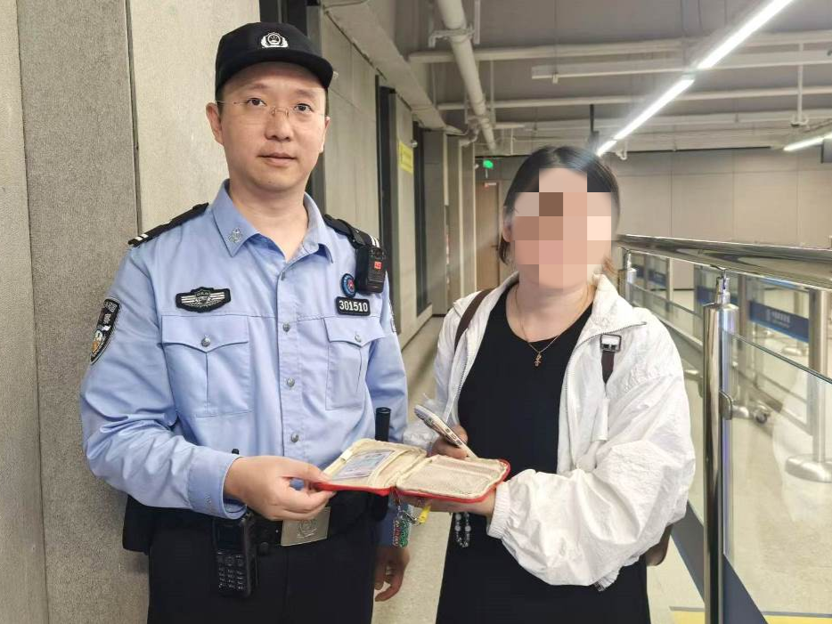 失而复得！边检民警接连出手为过境旅客寻回失物