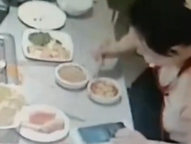 多次将虫子投进火锅蘸料敲诈，女子获刑7个月