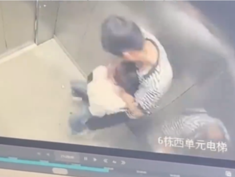 男孩电梯内将小女孩捂嘴控制抱走，警方：已处罚