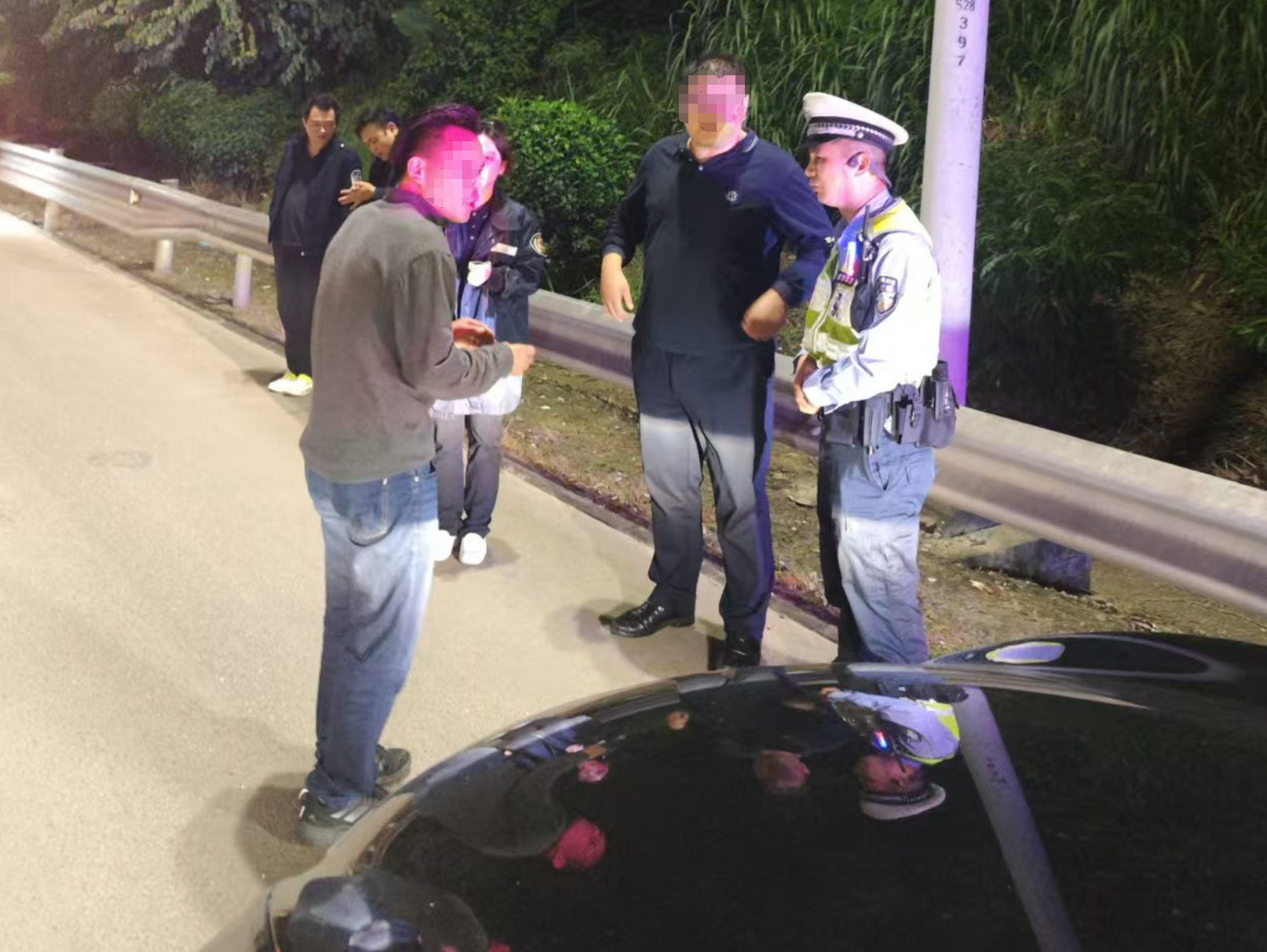 水官高速一男子突发身体不适，深圳交警火速送医救治