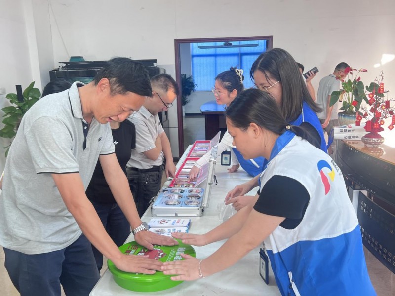 西丽街道举行“走进工厂，传递禁毒力量”宣传活动