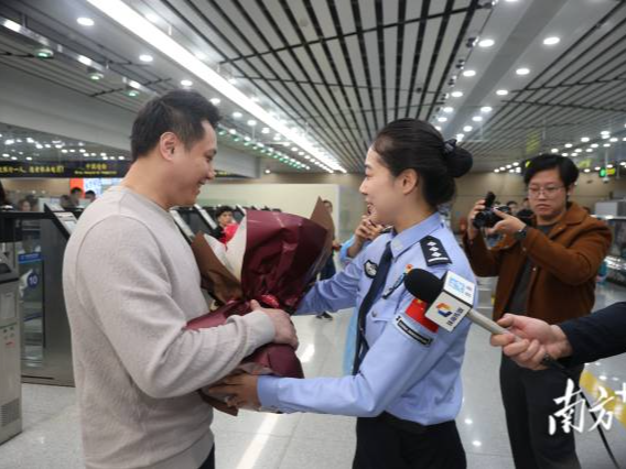 全国首批免证“刷脸”旅客入境！拱北口岸启用“免出示证件”通道