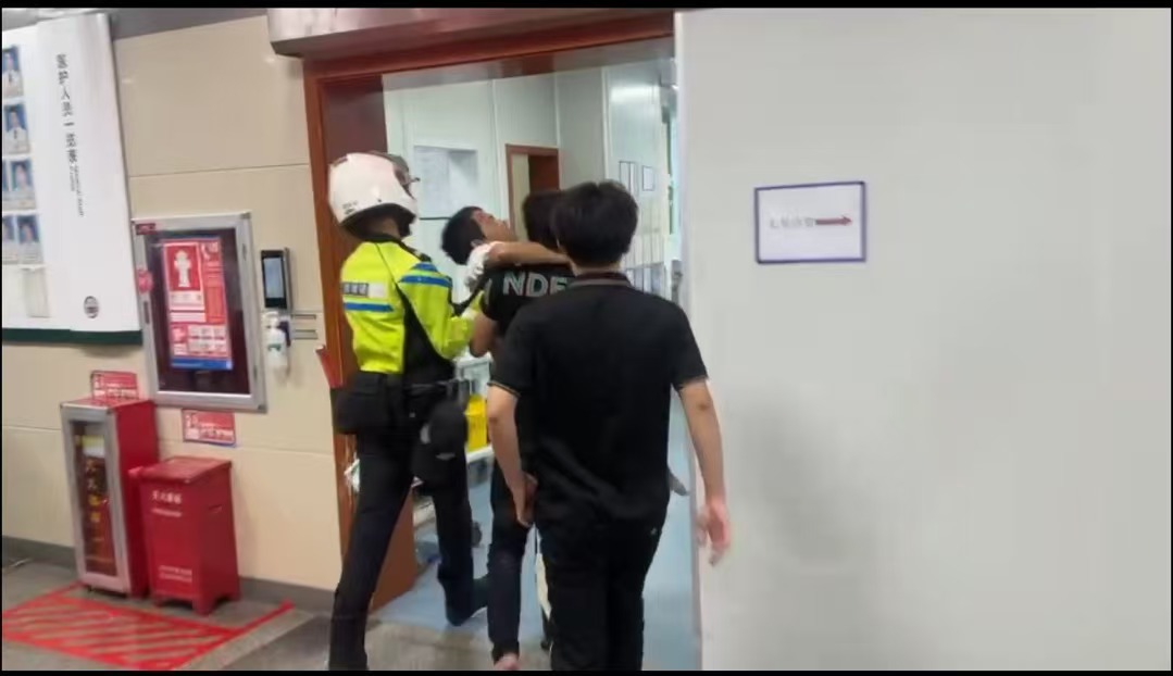 十分钟！龙华交警紧急护送胃穿孔患者