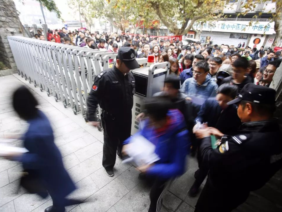 2025年国考今日开考！报名人气最高和竞争最激烈的地区分别是……