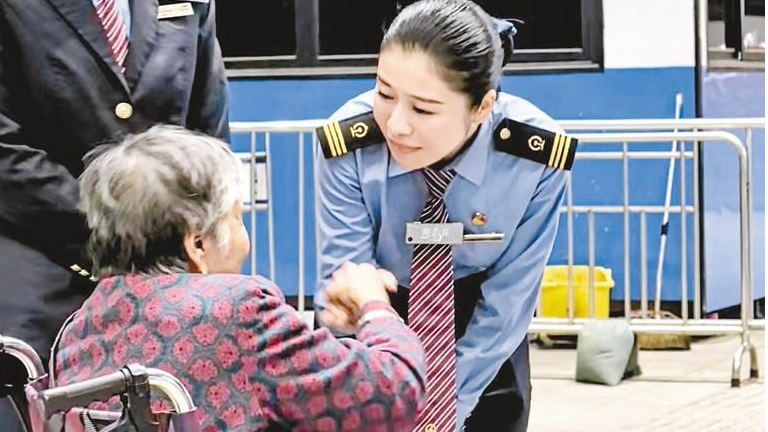 深圳北站绽放“迎春花” 一路呵护倍温暖
