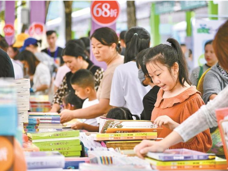 出版社把全网最低折扣放深圳书展：市民一筐筐买书 快递一包包邮出！