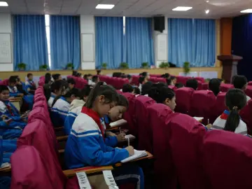 “文化润疆·深喀共读”邀请知名科普作家严莹走进喀什