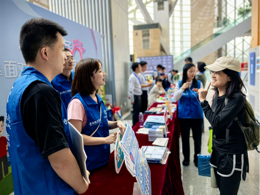 政策面对面、服务零距离！深圳开展社保政策City Walk宣传打卡活动