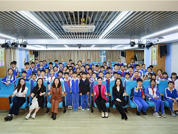 “棋逢南山 智启未来”国际象棋特级大师“母女”组合走进南山大新小学