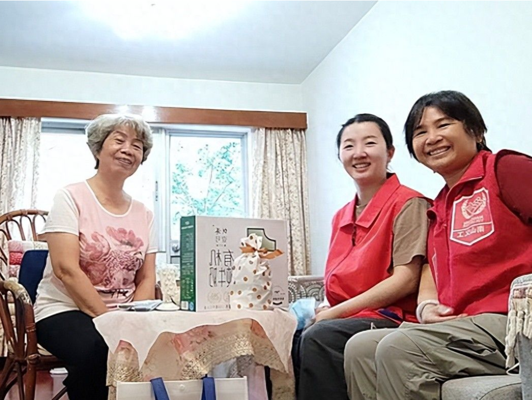 多年来，她坚持用爱和温暖关心关怀社区老人