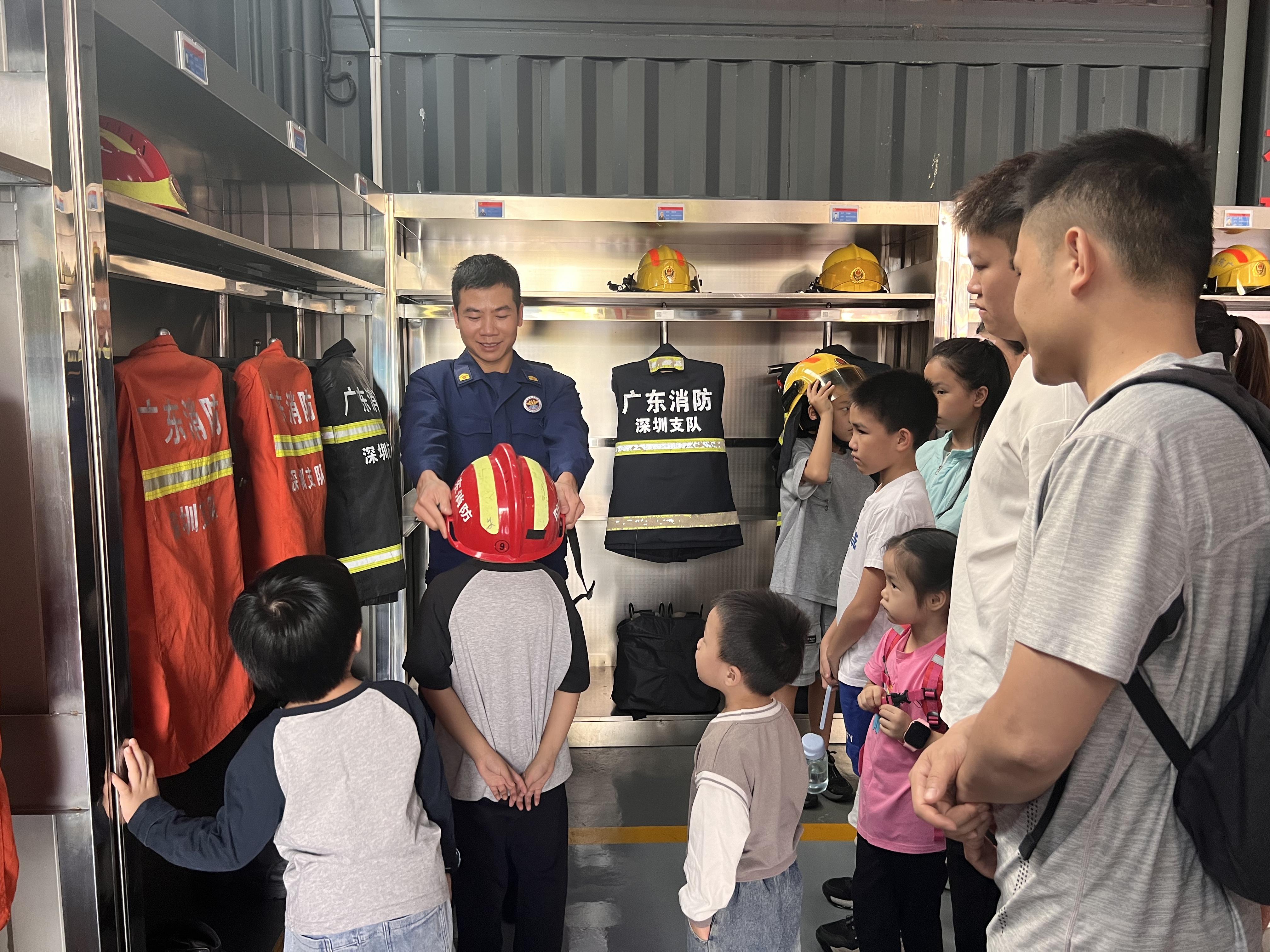 新村社区组织亲子家庭前往消防站参观体验