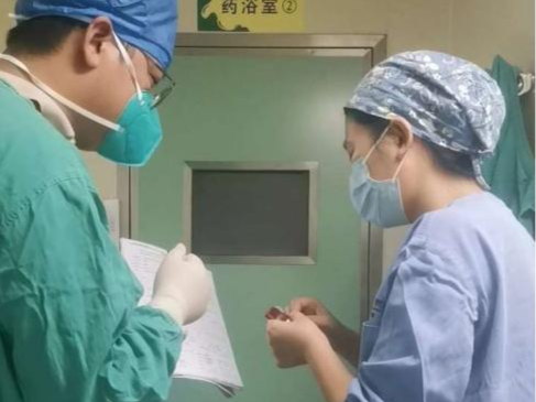 白血病患者重获新生！他说：“妈妈和女儿给了我第二次生命”  ​
