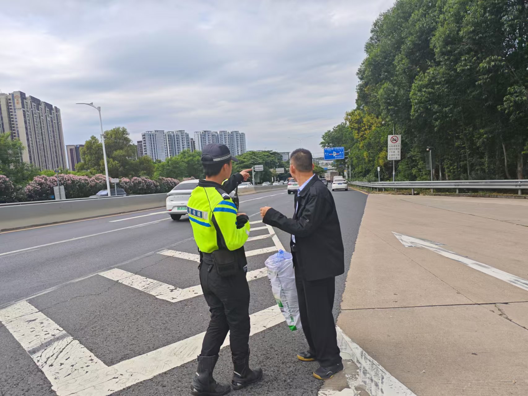 巡逻路上，深圳西部高速公路交警暖心救助两名患病男子
