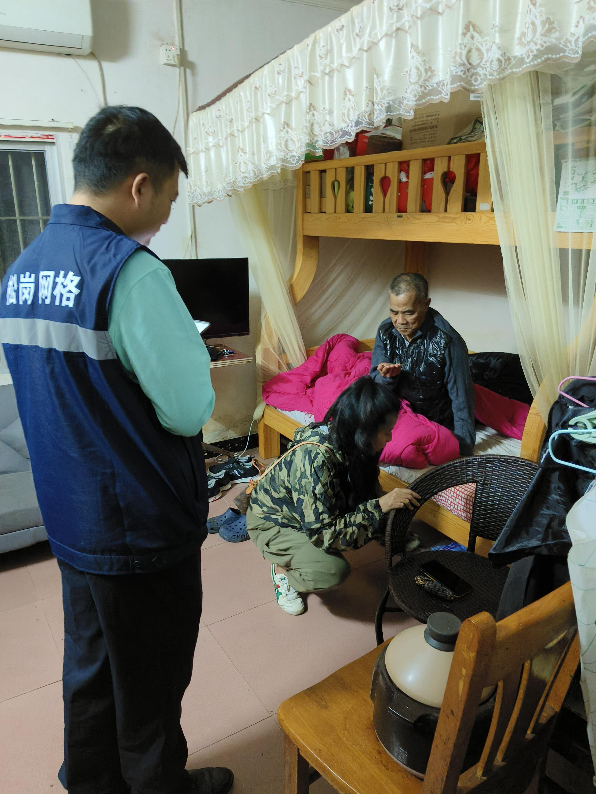 积极应对寒冷天气   松岗加强网格人口信息核采与独居老人回访