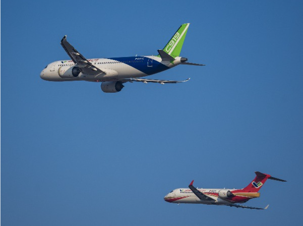 ARJ21和C919首次双机编队飞行表演