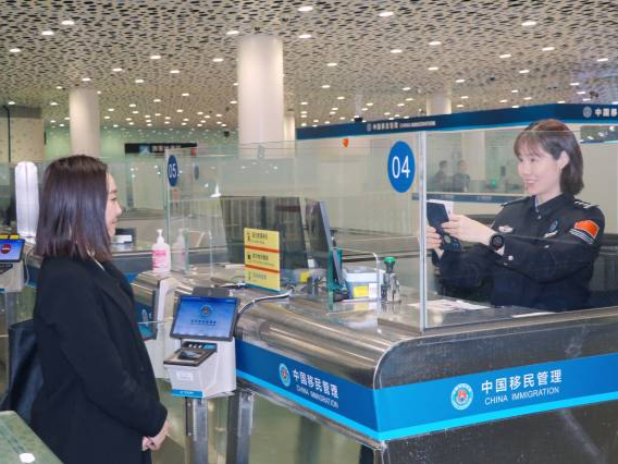 新增日本等9个免签国家，深圳机场口岸迎来首批免签旅客 