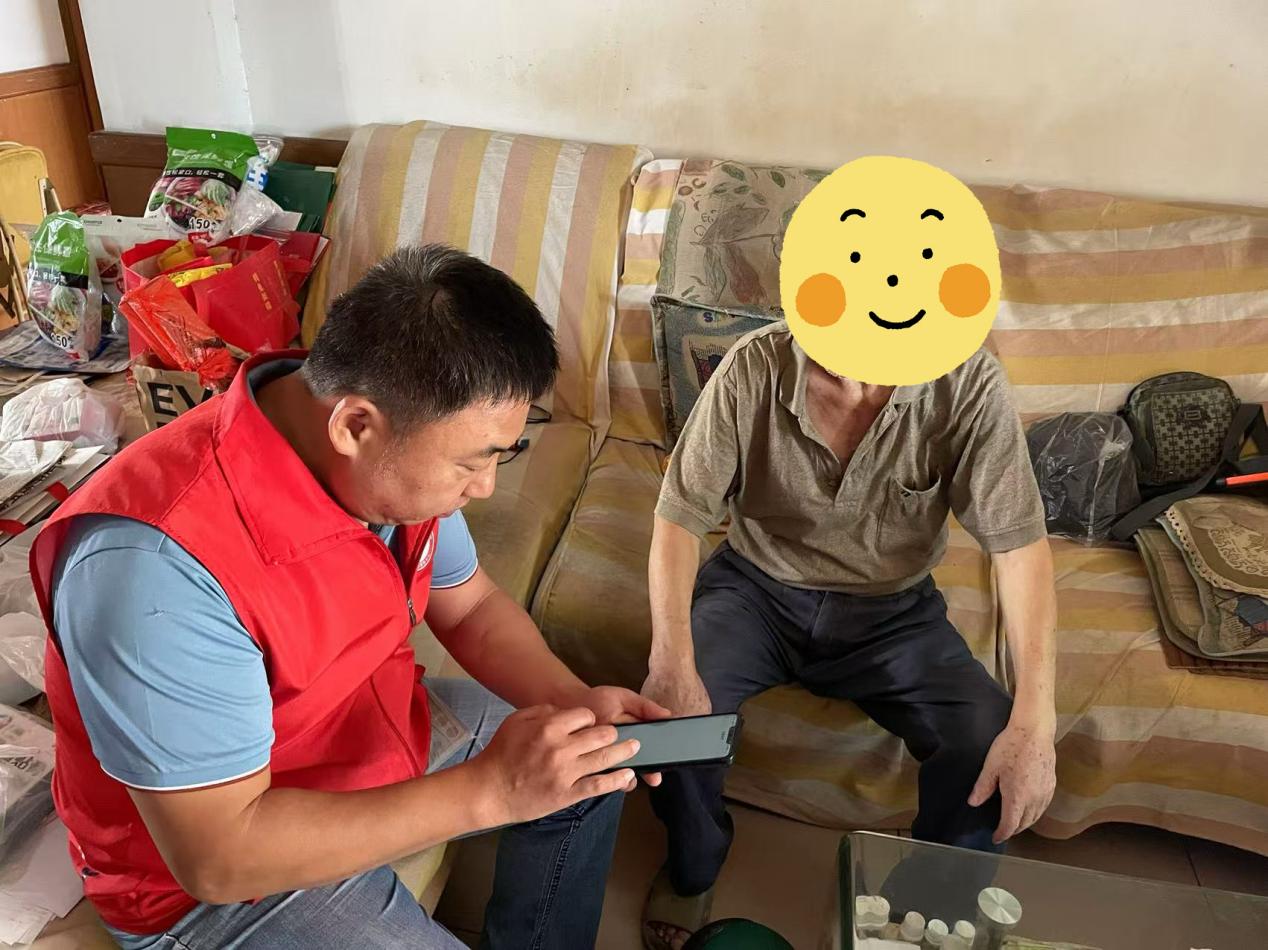 独居老人家中一键呼叫设备停用，社区社工及时上门帮忙续费