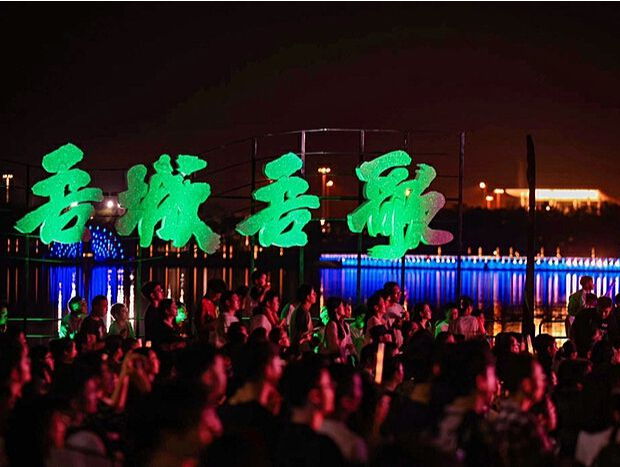 千架无人机点燃“赛博烟花”，“吾城吾歌”唱出深圳浪漫