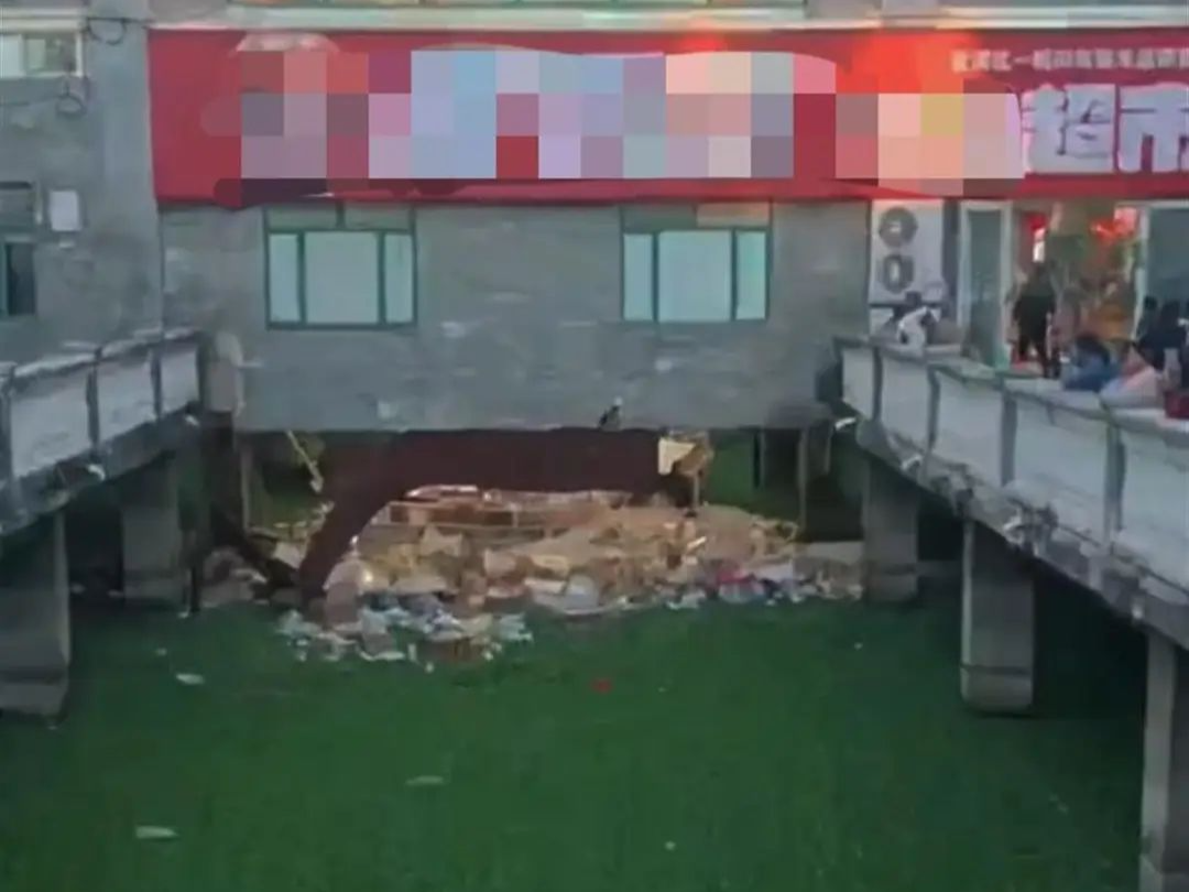 超市开业6天发生地面塌陷，有顾客坠河受伤，店铺暂时停业