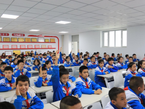 深圳到喀什，飞越5000多公里的科技助学之旅！