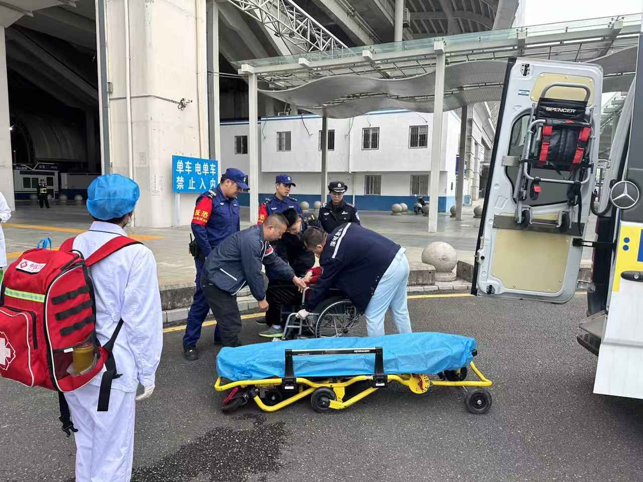坪山高铁站内八旬旅客突然瘫倒，这群人纷纷伸出援手