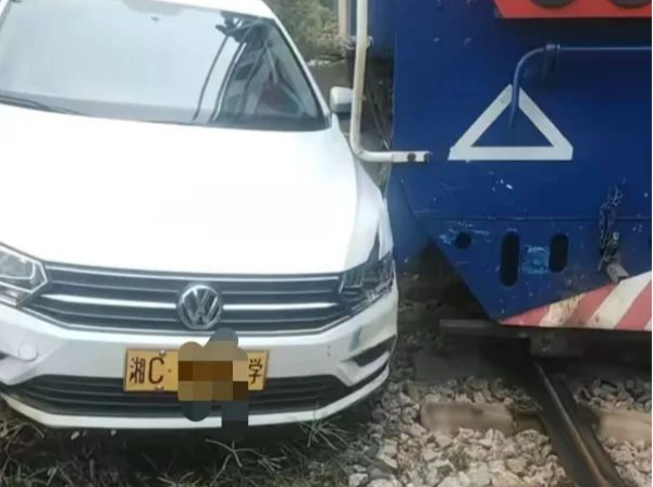 湖南湘潭发生铁路交通事故，当地回应：一教练车抢道火车