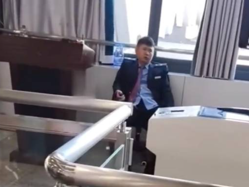 高铁站员工被曝上班盘核桃，官方通报→
