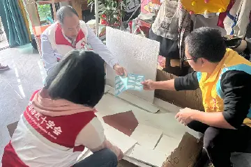 记者帮办丨他们在21户困难家庭“种”爱心