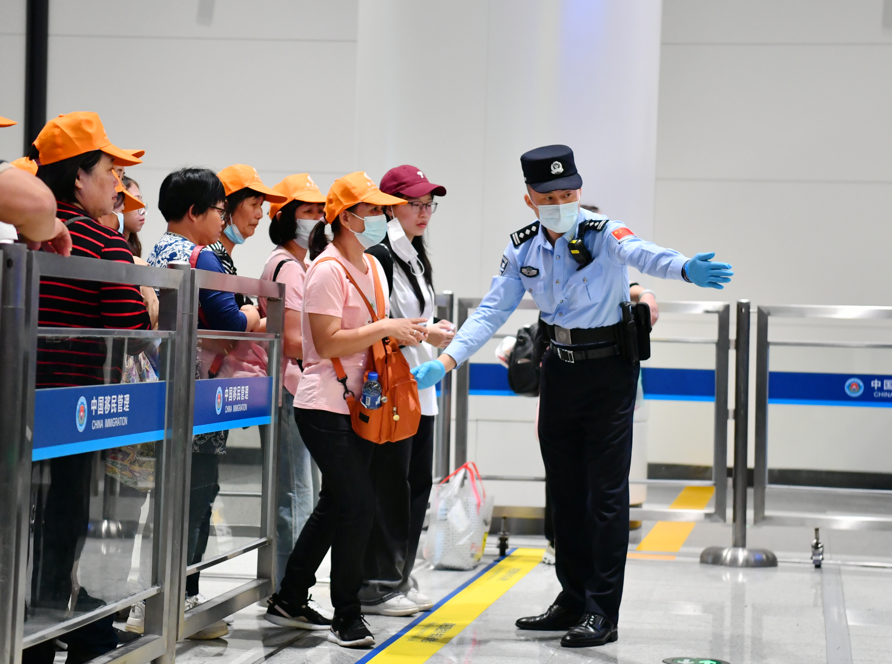 跨境旅游再发力 莲塘边检站高效保障赛琳娜号游轮旅客顺畅通关