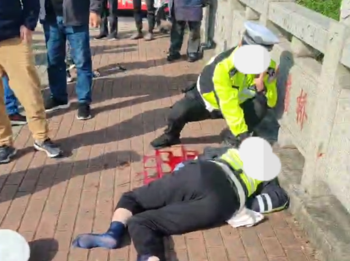苏州一交警开罚单后被司机开车撞倒？警方通报来了→丨有料