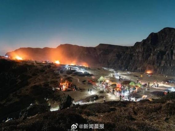 游客在“网红景点”纵火取暖？当地通报