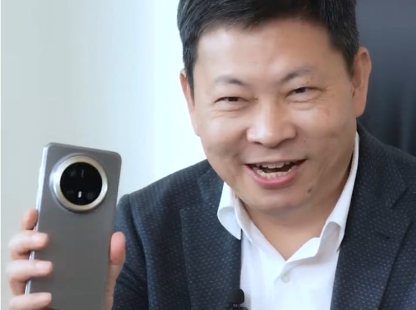 捂不住了！余承东晒华为Mate 70，“金丝银锦”外观亮相