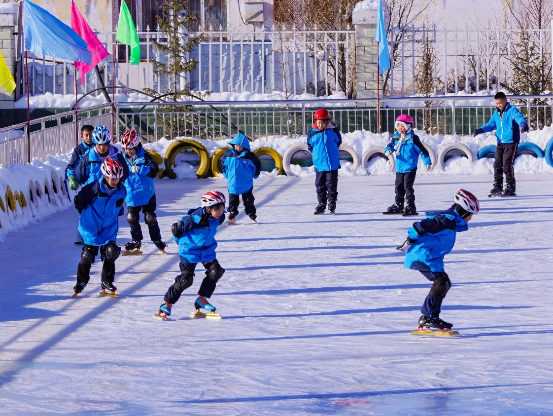 新疆第五师88团明园学校“冰雪运动场”落成，让冰雪运动深入校园 