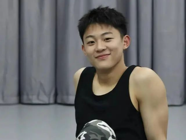 19岁网红少年被利器插入后脑，重伤住进ICU