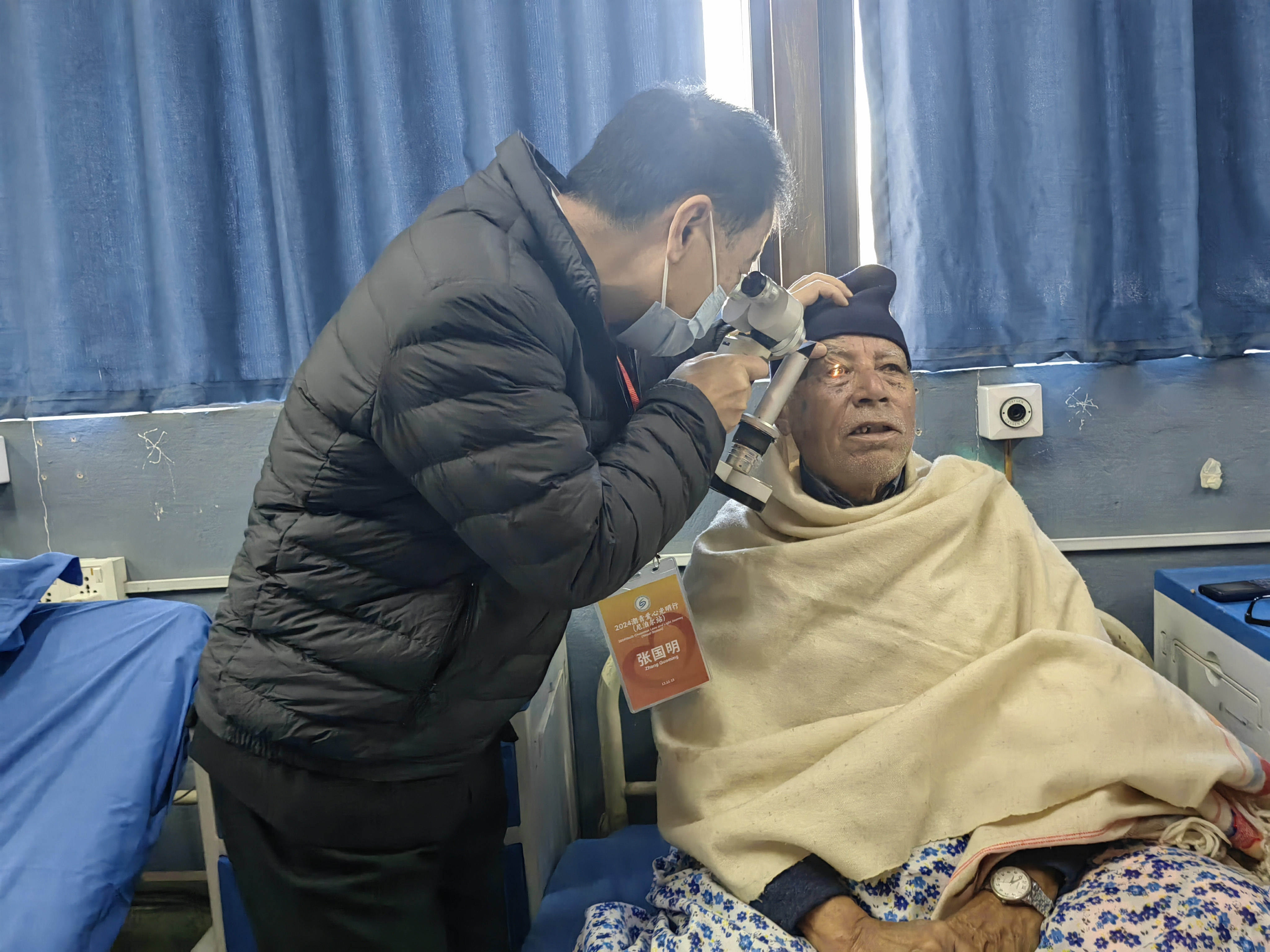 “丝路光明慈爱行”10年民间跨国慈善接力，助2000多名国外贫困患者重见光明