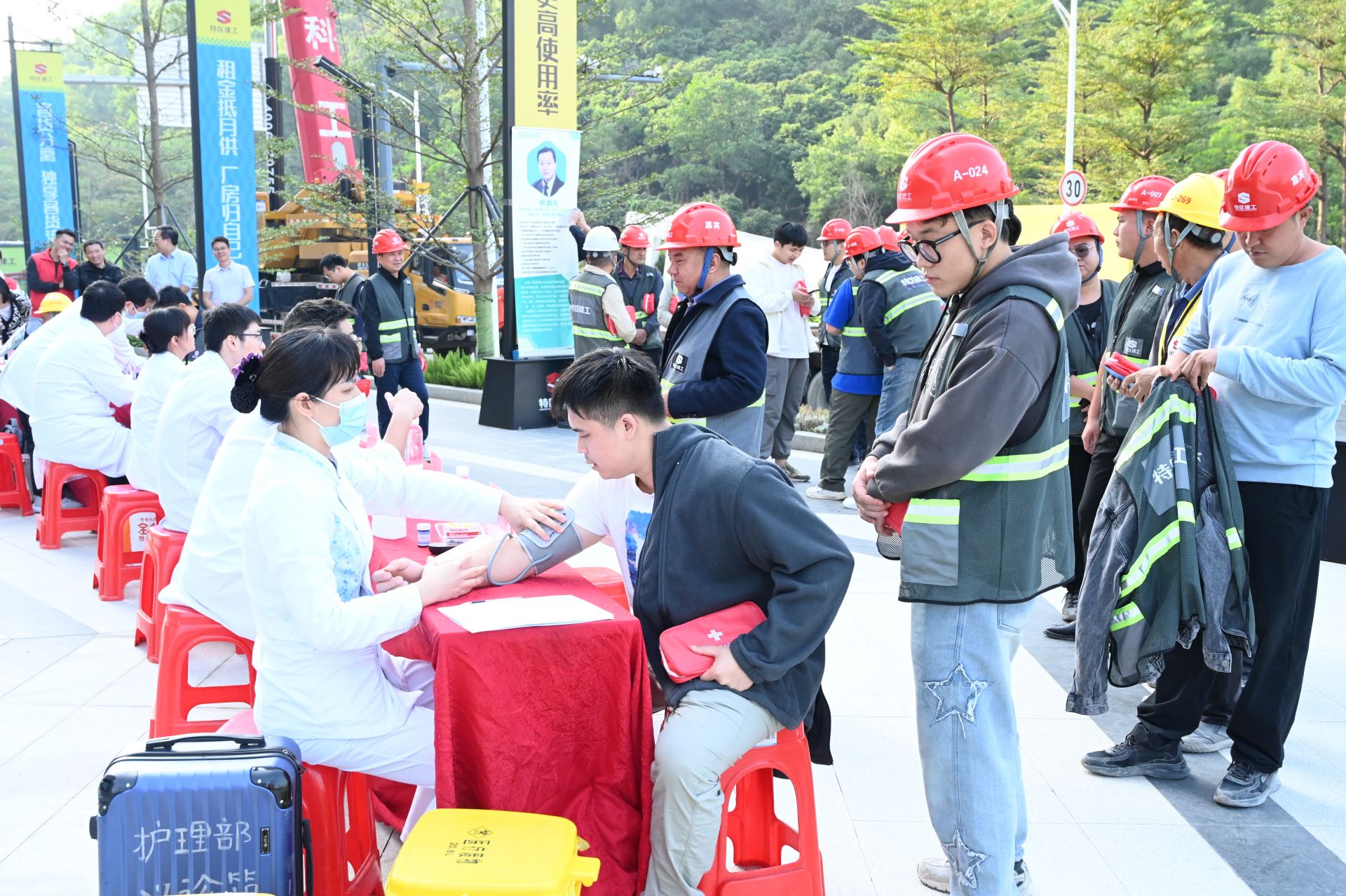 一对一“把脉开方”，暖心义诊走进龙岗工地！ 