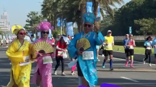 整活还得是马拉松！深马惊现“四大才子”、兔耳朵家族......这届跑友们太会玩了