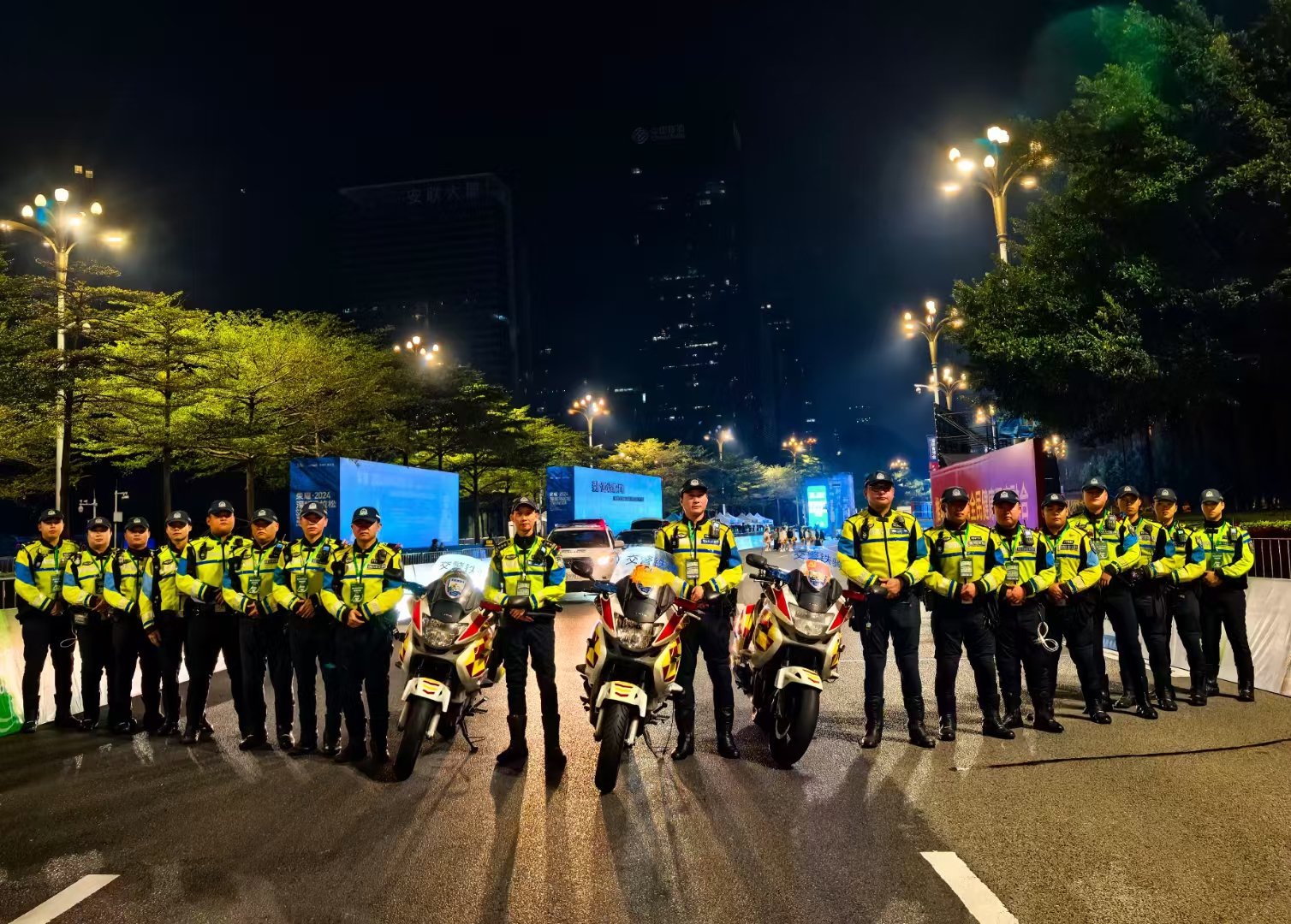 深马激情开跑 交警专业“陪跑”