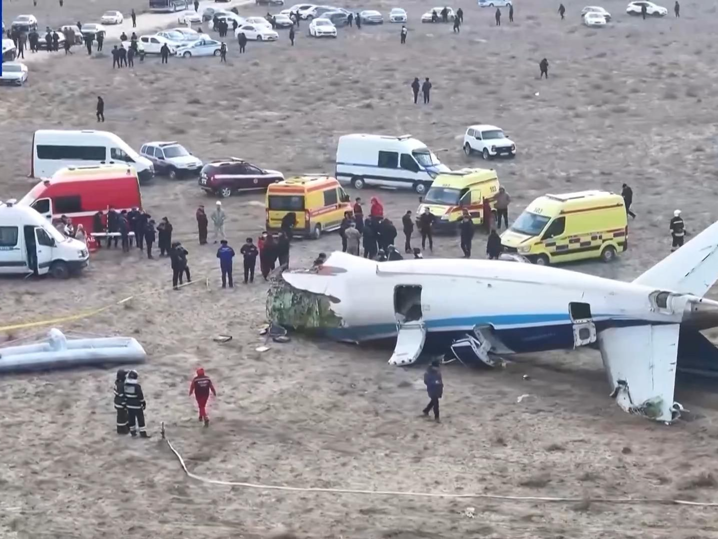 哈萨克斯坦副总理：飞机是在哈领空外受损的 调查组已进行全面鉴定 将给出明确答案