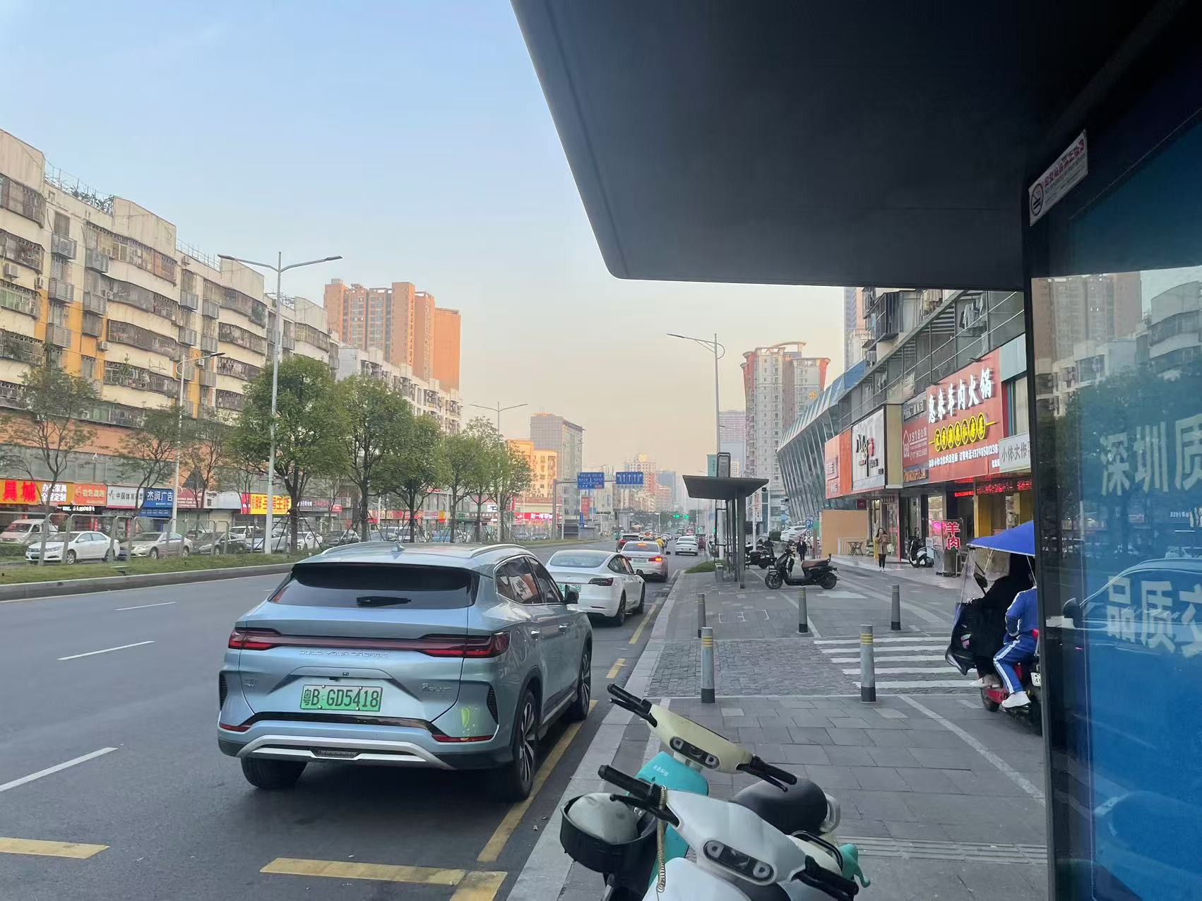 （等见报）宝安区前进二路最右侧车道竟成了停车场，有车甚至违停公交站点，市民呼吁相关部门有效管理