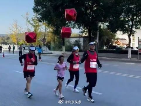 女童父亲承认“蹭跑”全马违规，组委会：就孩子如何进入赛道展开调查