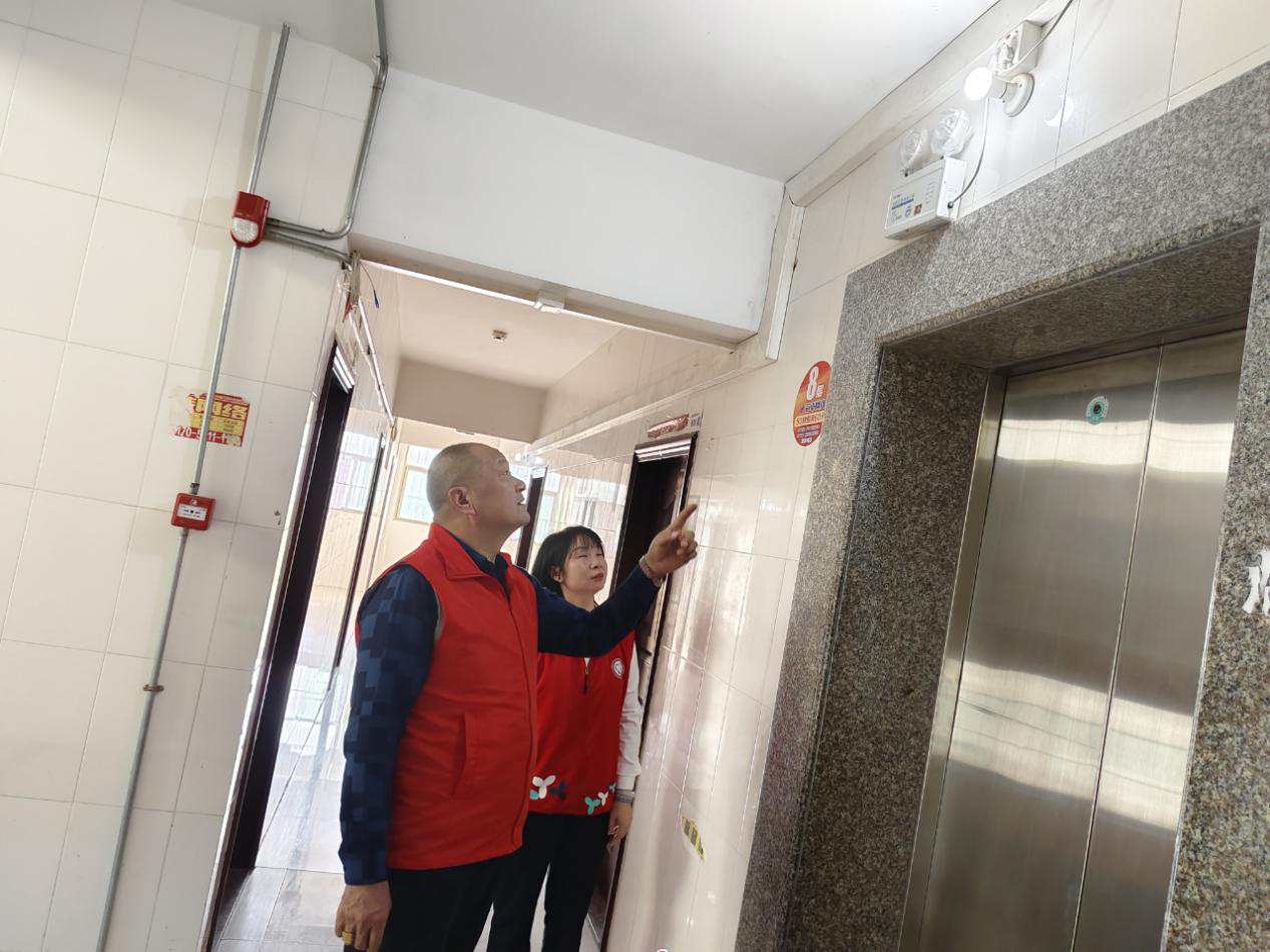 马田街道薯田埔社区楼栋长张显谋温暖守护 用心用情筑安康