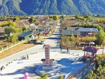 从原始部落生活跨越到现代社会，两立感恩碑、奋进在乡村振兴路上的察隅僜人动情地说：“在僜人心中，共产党三个字是无价的”